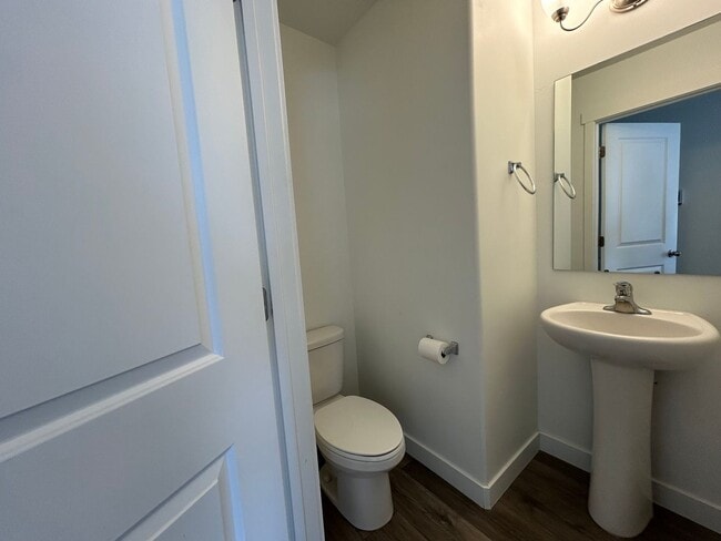 Building Photo - 3 Bedroom 2.5 Bathroom Townhouse in Eagle Mountain!