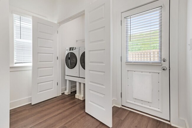 Building Photo - 2 bedroom home with fenced backyard!