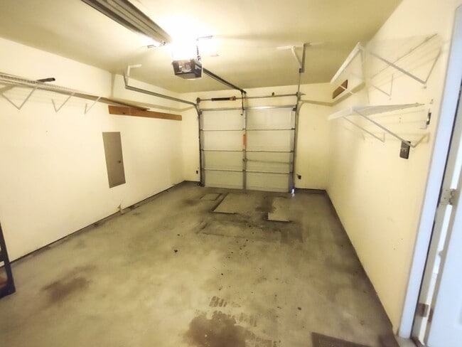 Building Photo - Beautiful home in nice neighborhood