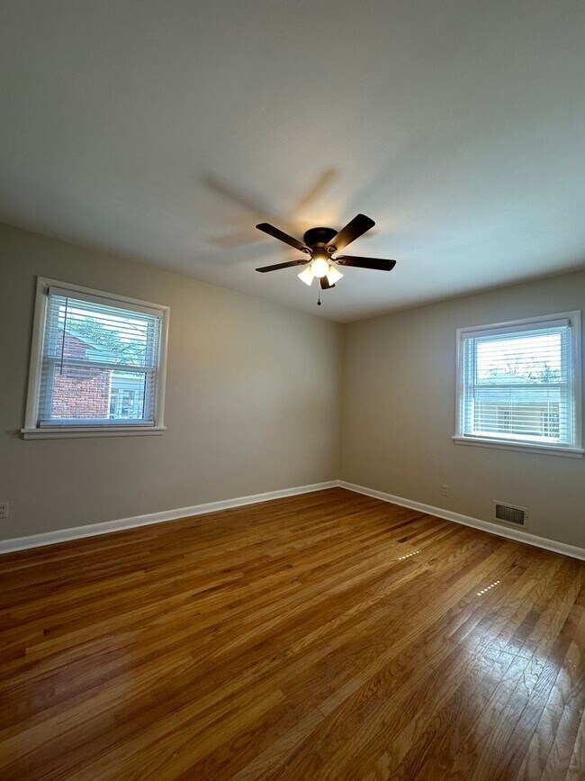 Building Photo - 3 bedroom/1.5 bath w/basement in Woodlawn Park. Available mid June