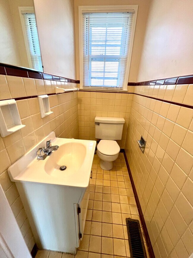 Building Photo - Available Now! $2000/MO Donelson living in...