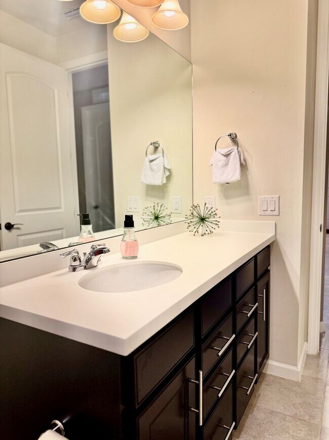 Building Photo - Elegant Lakeside Rental Home In Resort-Sty...