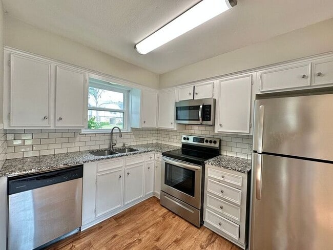 Building Photo - Available Now! Beautiful 3 Bedroom 2 Bath ...