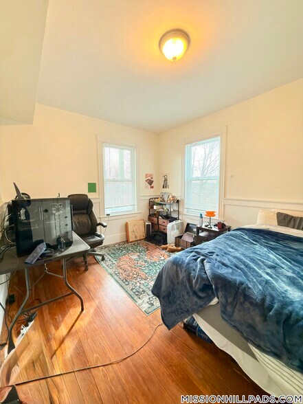 Building Photo - 18 Lawn St