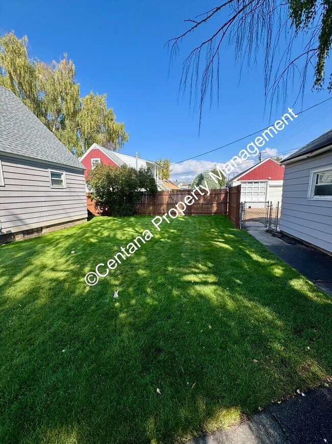 Building Photo - $500 off first months rent on 3 bed 2 bath...