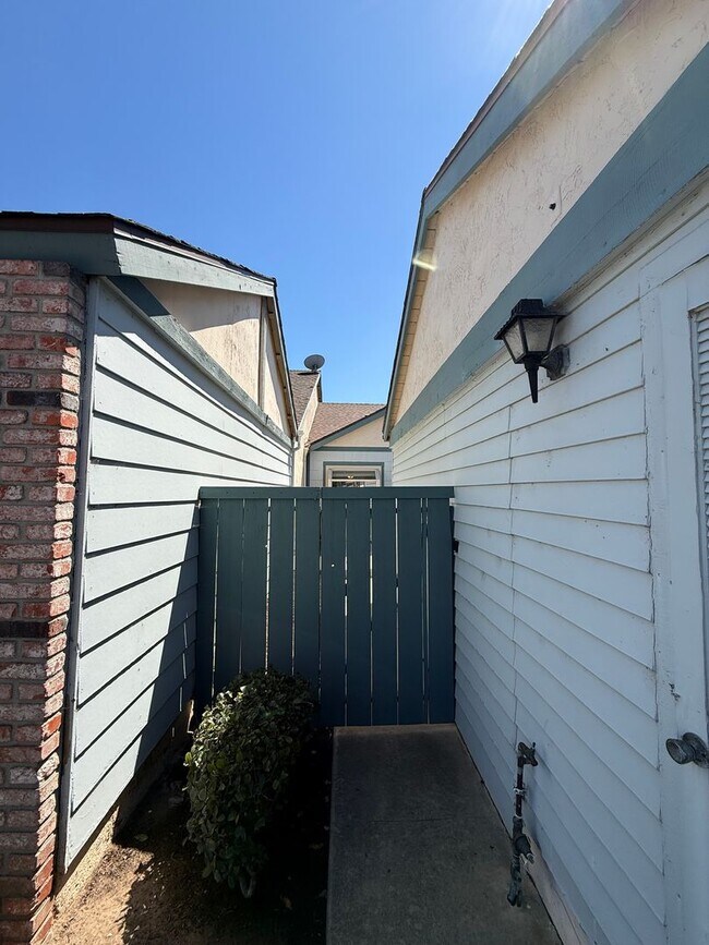 Building Photo - Charming Single-Level Townhome in Cape Concord