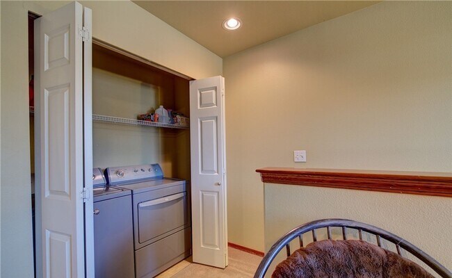 Building Photo - Beautiful 3 bed Home in Country Woods!