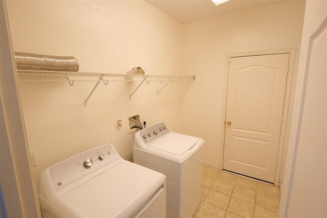 Building Photo - 3030 Sunchase Ct
