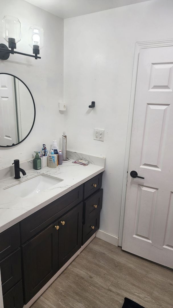 Building Photo - Renovated 4-Bedroom Single-Level Home in Quiet Kent Central Location