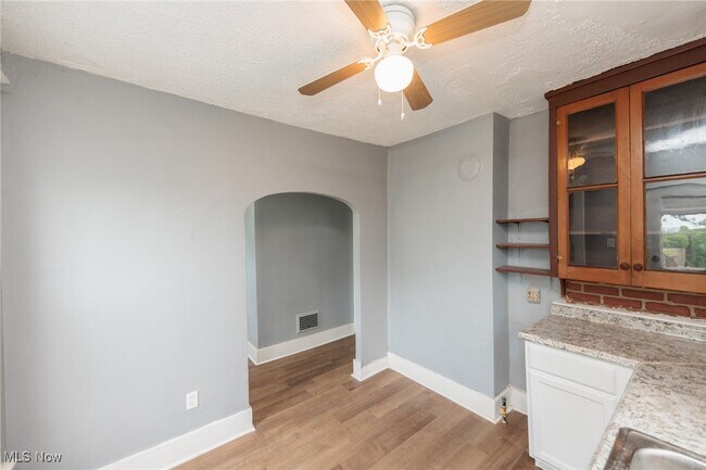 Building Photo - 1226 W Erie Ave