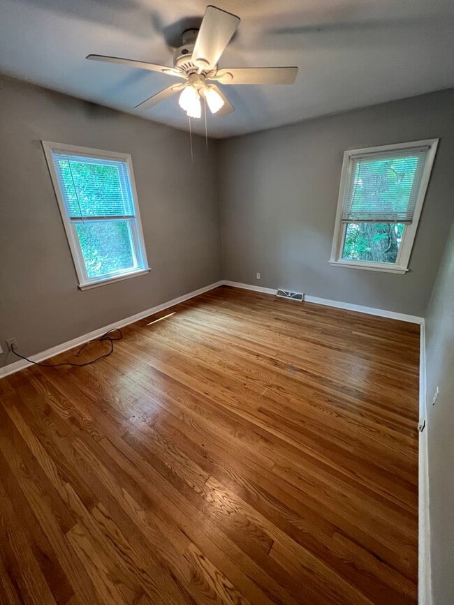 Building Photo - 3 bedroom Home in Rock Island