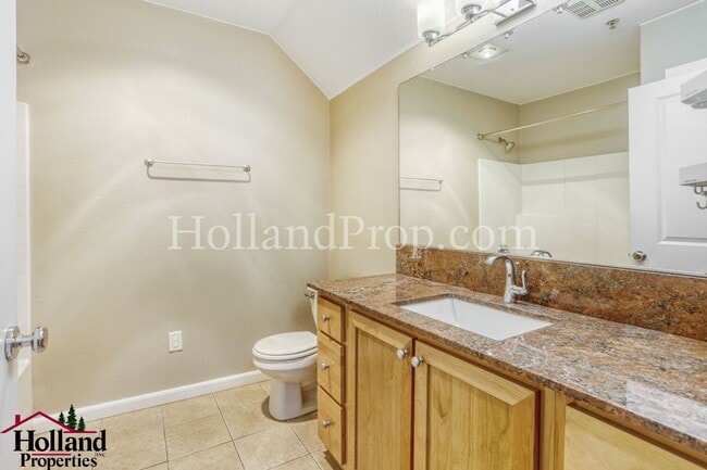 Building Photo - Elegant One-Bedroom Condo with Natural Light & Prime Location