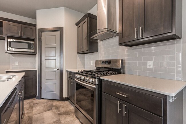 Building Photo - A Very Beautiful and Spacious 3 Bedroom 2 Bath in Yukon