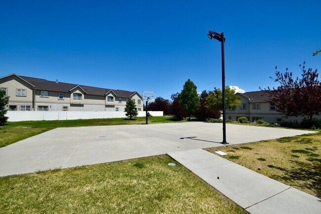 Building Photo - Great 4 Bedroom 3 Bath Home in South Jordan in Amazing HOA Community!