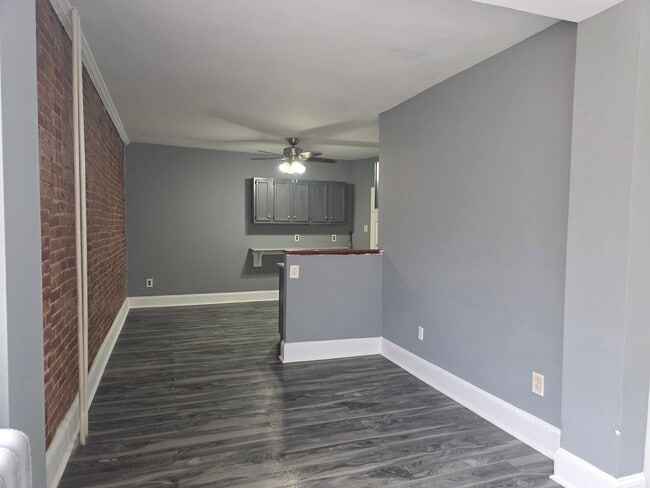 Building Photo - 816 W 11th St