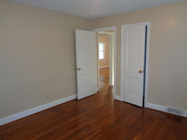 Building Photo - 2-bedroom House off Country Club