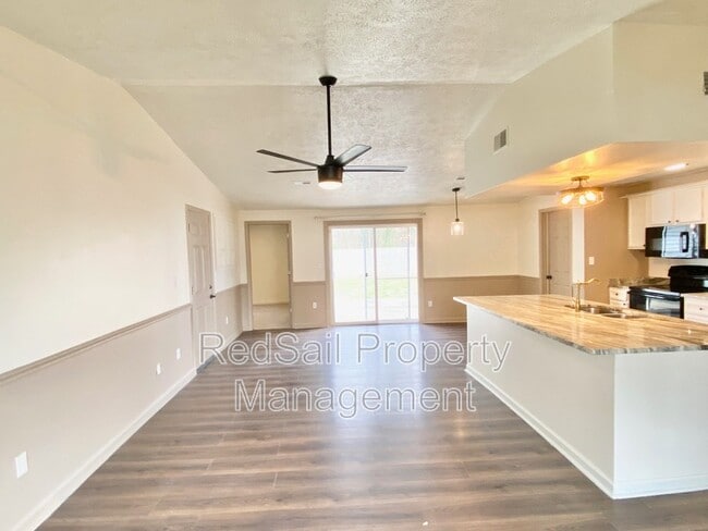 Building Photo - 725 Chatsworth Dr