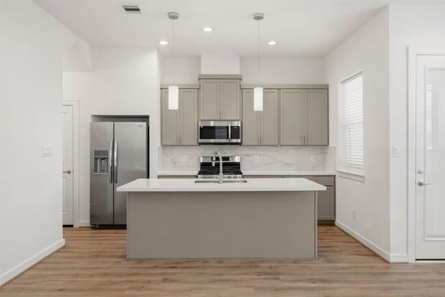 Building Photo - 1113 Highland Square Ln