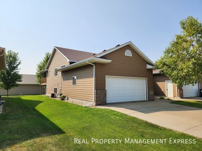 Building Photo - Modern 4 Bedroom 2 Bathroom Twin-Home in Tea