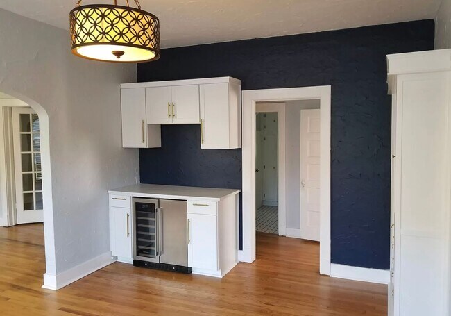 Building Photo - Available Now!!  2 bed 1 bath Near Downtown OKC