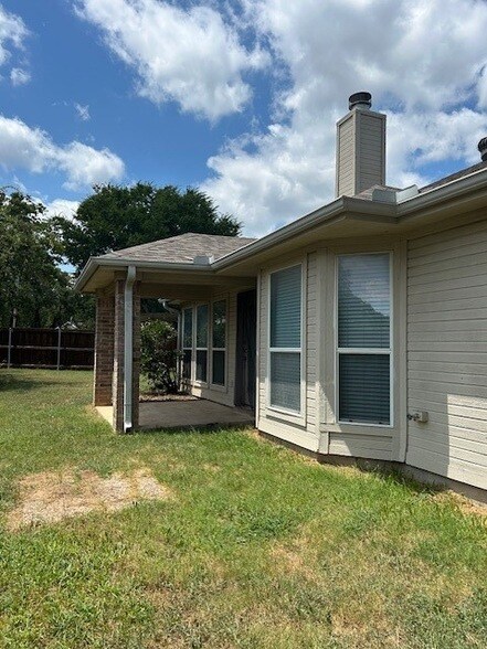 Building Photo - 1136 Edgewater Dr