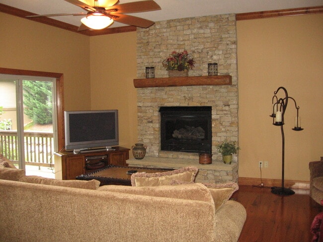 Building Photo - $1,800 - 2 Bedroom / 2 Bathroom Furnished Luxury Condo in Smoky Mountain Country Club