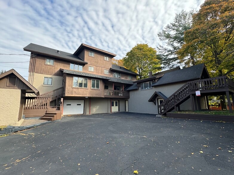 Building Photo - 930 Elm St