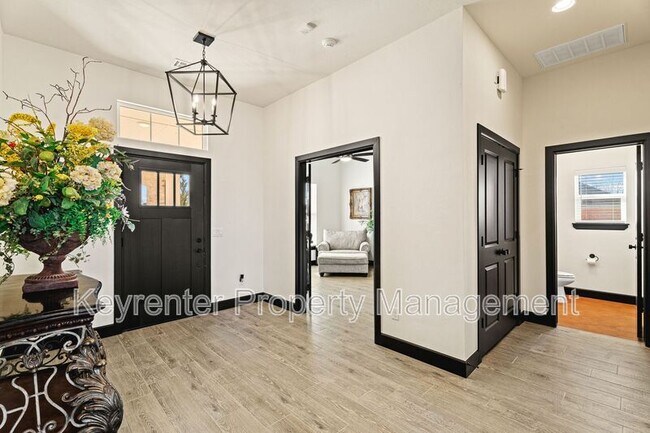 Building Photo - 2805 Crystal Creek Dr