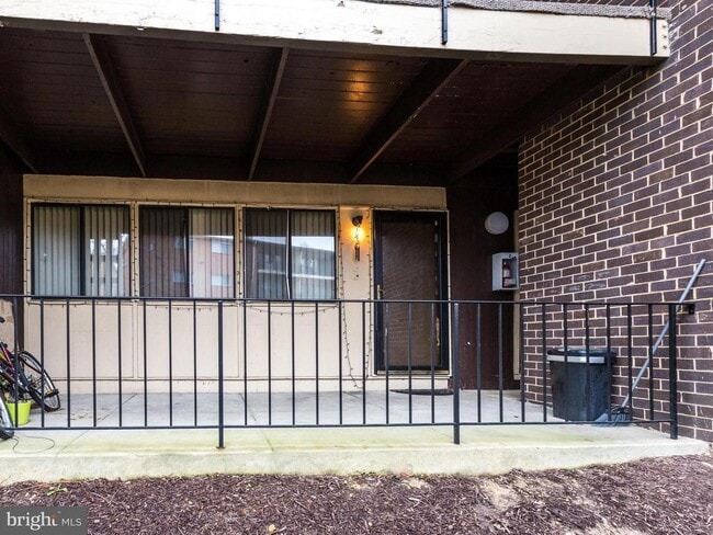 Building Photo - Cozy 2BD 1BTH beautifully updated condo in Suitland ready for move in