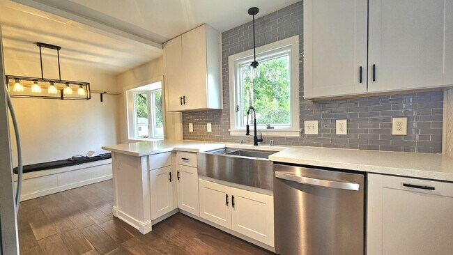 Building Photo - Beautiful 3-Bed, 3-Bath Haven with 1,901 Sq Ft of Comfort in St Louis Park with yard. 7/1/2026