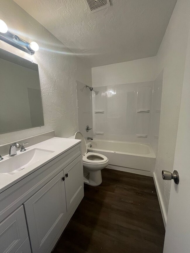 Building Photo - 2-Bedroom 1-Bathroom Duplex close in Sprin...