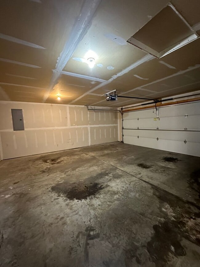 Building Photo - Lovely 3bdrm Home!