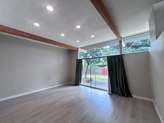 Building Photo - Three Bedroom Two Bathroom Home with Den/Home Office
