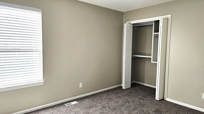 Building Photo - Beautiful Three Bedroom, Three Bathroom