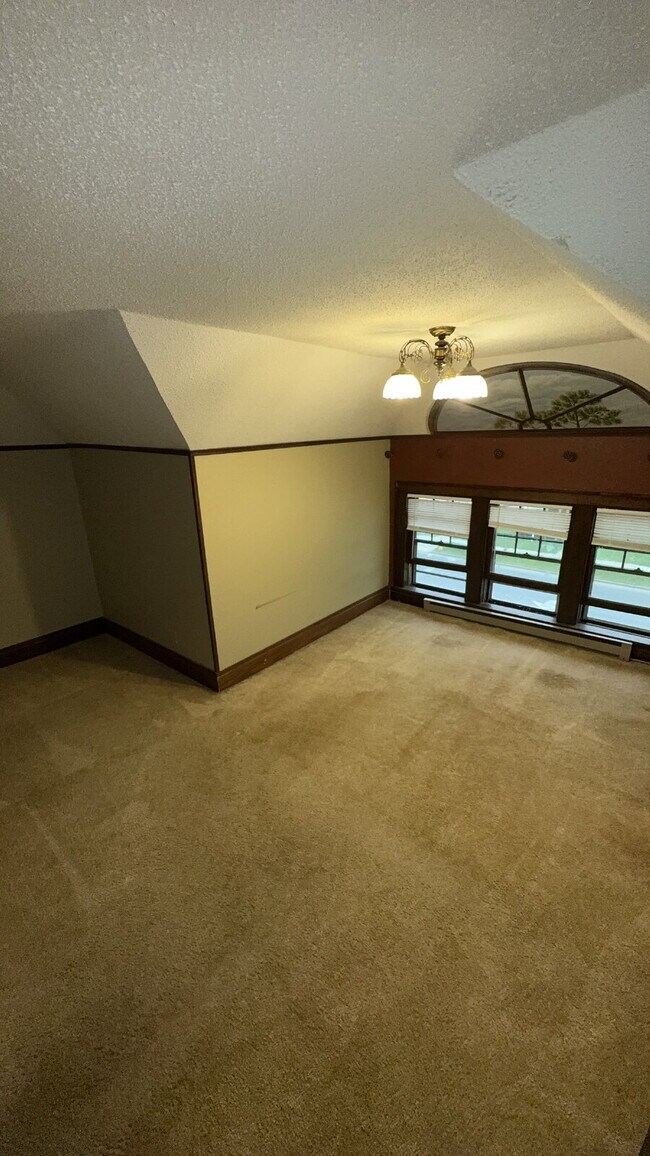 Building Photo - Spacious top floor 4 bed 1 bath by UWEC!
