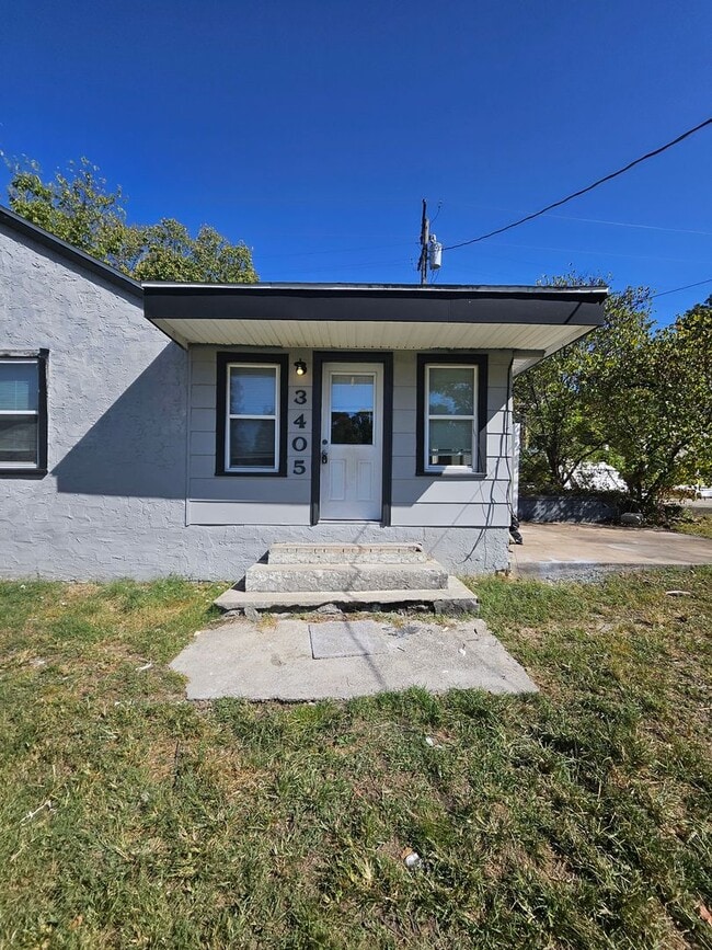 Building Photo - Cute little 2 bedroom with a big yard!