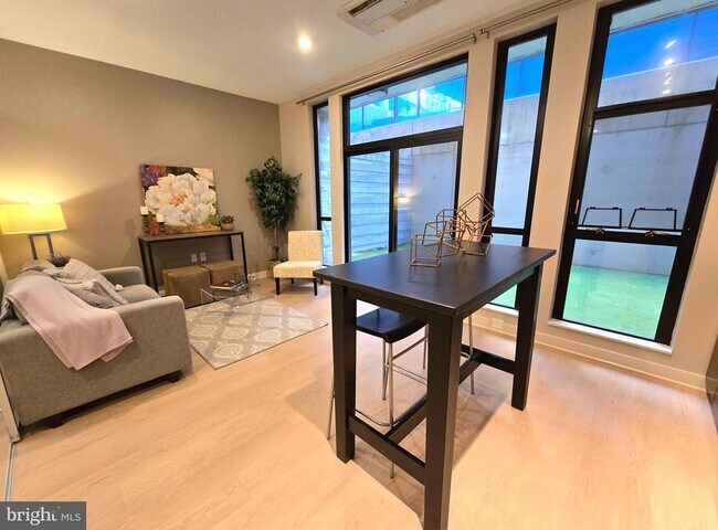 Building Photo - 1320 Fenwick Ln