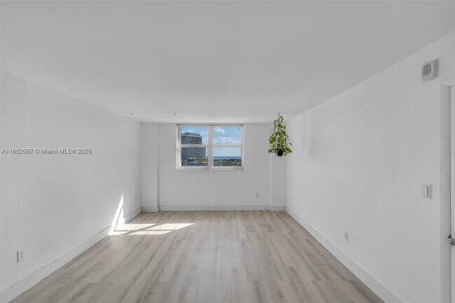 Building Photo - 6900 Bay Dr