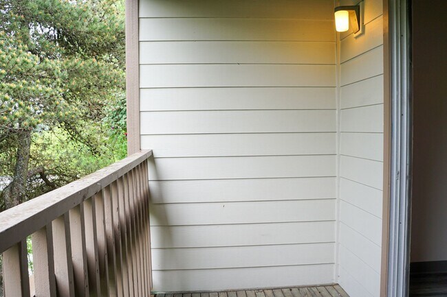 Building Photo - Great Top-Floor 2-Bedroom Near OHSU w/Private Balcony!