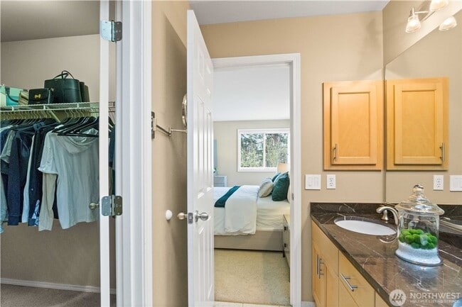 Building Photo - Town house available in desirable woodinville