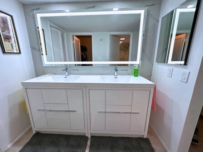 Building Photo - 3850 Galt Ocean Dr
