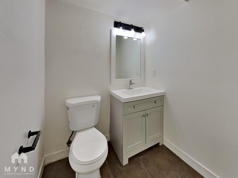 Building Photo - 4440 W Solano Dr N