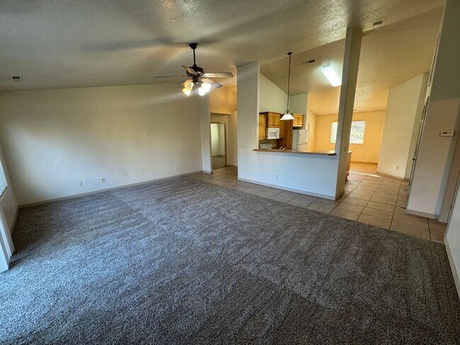 Building Photo - Nice home in Painted Desert! PET FRIENDLY!!