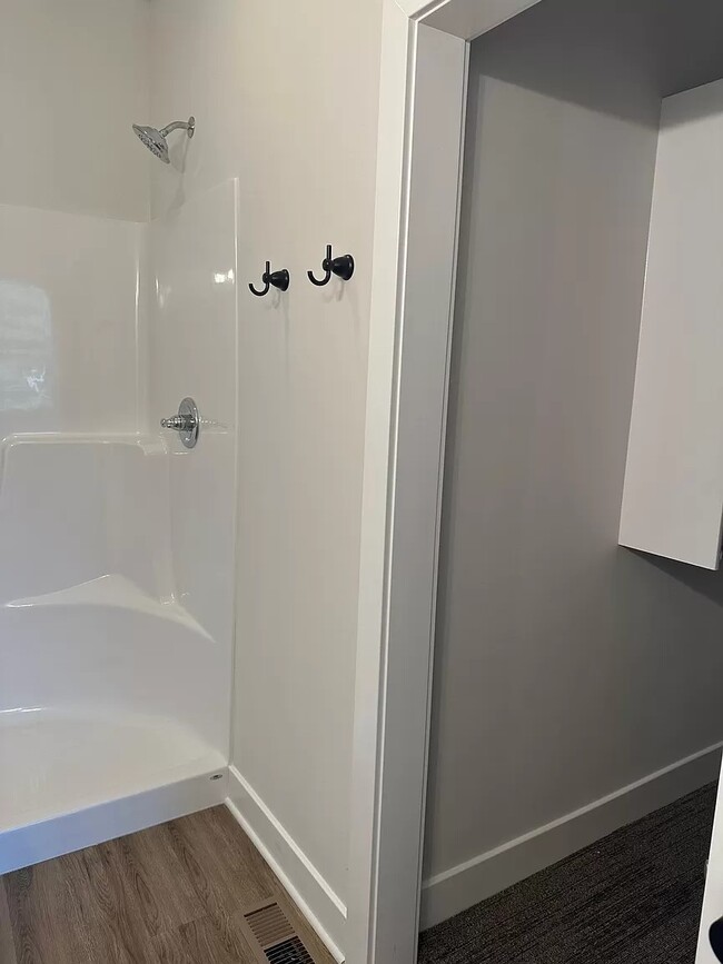 Building Photo - 15666 E 21st St N