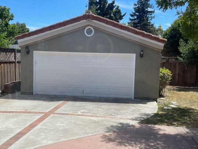 Building Photo - Spacious updated home with 3 downstairs be...