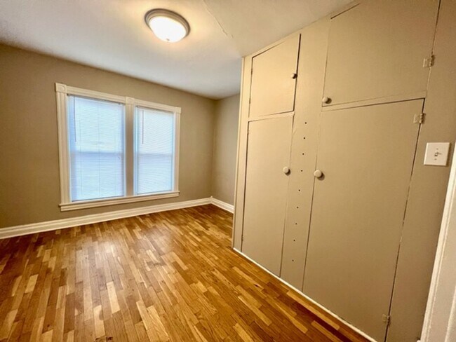 Building Photo - Centrally Located Pet Friendly Unit!