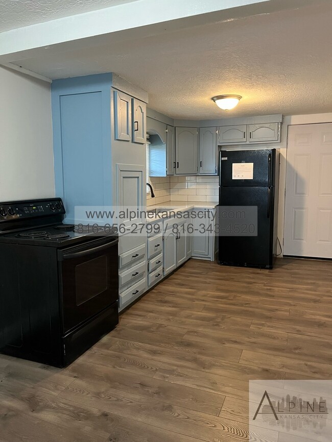 Building Photo - Adorable 1 Bedroom House on Shared Lot, 6 ...