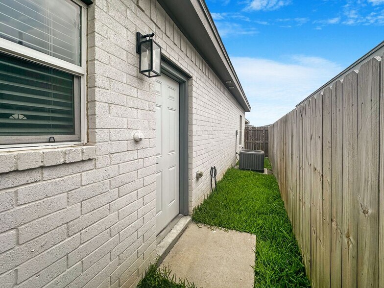 Building Photo - 1626 Playa Dr