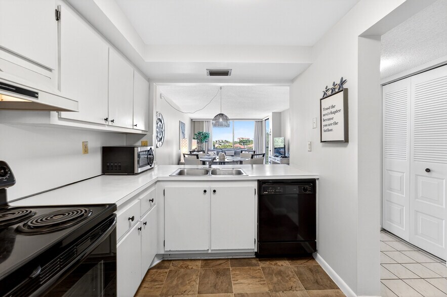 Building Photo - 6218 Palma del Mar Blvd S