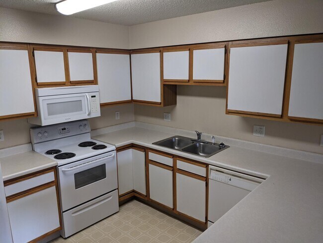 Building Photo - 205 5th St